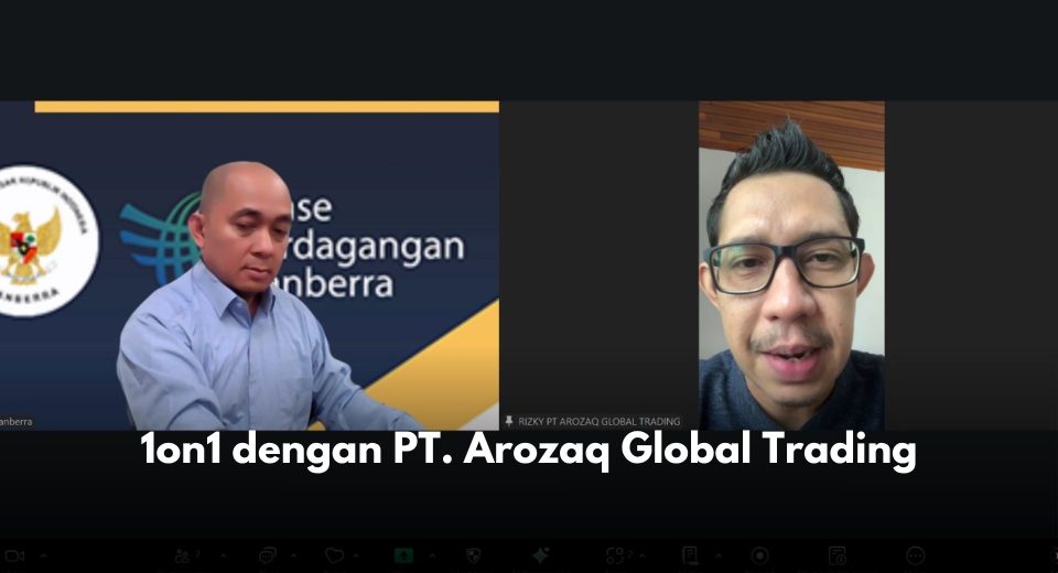 Pada tanggal 27 Oktober 2025, Atdag Canberra kembali melanjutkan program pendampingan ekspor melalui sesi pertemuan 1on1 pitching. Kali ini, pertemuan dijadwalkan dan dilaksanakan secara intensif dengan PT. Arozaq Global Trading. Perusahaan ini merupakan salah satu produsen dan eksportir Indonesia yang telah terkurasi dan memiliki spesialisasi tinggi pada produk rempah unggulan, khususnya kayu manis, serta telah menunjukkan komitmen dan kesiapan serius untuk bersaing di pasar global yang kompetitif. Pertemuan ini difokuskan untuk membahas rencana ekspansi strategis PT. Arozaq Global Trading secara lebih mendalam. Rencana ini digagas untuk memperkuat positioning dan daya saing produk rempah asli Indonesia di kancah internasional. Perusahaan ini tercatat telah memiliki rekam jejak ekspor yang berhasil ke pasar Singapura, dan saat ini berinisiatif untuk mengambil langkah lebih lanjut, yakni mengembangkan jangkauan pasarnya secara lebih luas, dengan menargetkan Australia sebagai pasar premium dan strategis berikutnya. Selain membahas aspek teknis terkait pemetaan pasar secara mendalam dan identifikasi potensi buyer yang prospektif di Australia, baik dari segmen retail maupun food service, kedua pihak juga berdiskusi secara komprehensif mengenai mekanisme dan tantangan logistik yang kompleks. Aspek logistik menjadi salah satu pertimbangan utama yang harus dikaji dan dicarikan solusinya, mengingat biaya pengiriman ke Australia—yang secara langsung berdampak pada struktur harga akhir dan daya saing produk di tingkat end-user—tentu memiliki struktur dan kalkulasi yang berbeda serta berpotensi lebih tinggi dibandingkan pengiriman ke negara terdekat seperti Singapura. Kolaborasi dalam sesi konsultasi intensif ini diharapkan menjadi langkah nyata dan konkret dari Atdag Canberra dalam memfasilitasi dan mencarikan solusi yang efektif atas hambatan dagang yang dihadapi pelaku usaha, khususnya dalam hal logistik. Pendampingan ini sekaligus bertujuan memberikan dukungan praktis dan mendorong lebih banyak pelaku usaha di sektor rempah Indonesia untuk dapat naik kelas, memiliki kepercayaan diri, dan berhasil menembus pasar ekspor yang lebih menantang seperti Australia. Bagi para pelaku usaha yang berminat mengikuti program ini, pendaftaran dapat dilakukan secara langsung melalui situs www.tanya-atdag.com.au.