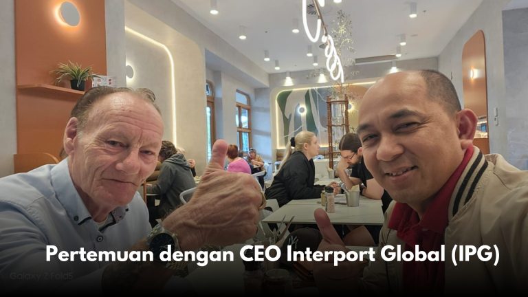 Pertemuan dengan CEO Interport Global (IPG) Pada tanggal 6 Oktober 2025, Atdag Canberra mengadakan pertemuan dengan CEO Interport Global (IPG), Des Euen. Pertemuan ini membahas rencana keikutsertaan IPG dalam pameran Trade Expo Indonesia (TEI) 2025, sebagai bagian dari upaya memperkuat kerja sama logistik antara Indonesia dan Australia. Dalam kesempatan tersebut, IPG menyampaikan komitmennya untuk membuka jalur pengiriman langsung (direct shipping route) antara Indonesia dan Australia. Langkah ini diharapkan dapat mempercepat arus barang ekspor-impor, menekan biaya logistik, serta meningkatkan daya saing produk Indonesia di pasar Australia. Selain itu, IPG juga menyatakan minat untuk melakukan investasi di Pelabuhan Bitung, yang dinilai strategis sebagai salah satu gerbang utama perdagangan kawasan timur Indonesia. Investasi ini diharapkan dapat mendukung peningkatan kapasitas ekspor serta memperkuat posisi Indonesia dalam rantai pasok global. Kolaborasi ini diharapkan menjadi langkah nyata dalam memperkuat hubungan ekonomi dan logistik antara kedua negara, serta membuka peluang yang lebih luas bagi pelaku usaha Indonesia untuk menembus pasar Australia. Bagi para pelaku usaha yang berminat mengikuti program atau kolaborasi ini, informasi lebih lanjut dapat diakses melalui situs www.tanya-atdag.com.au .