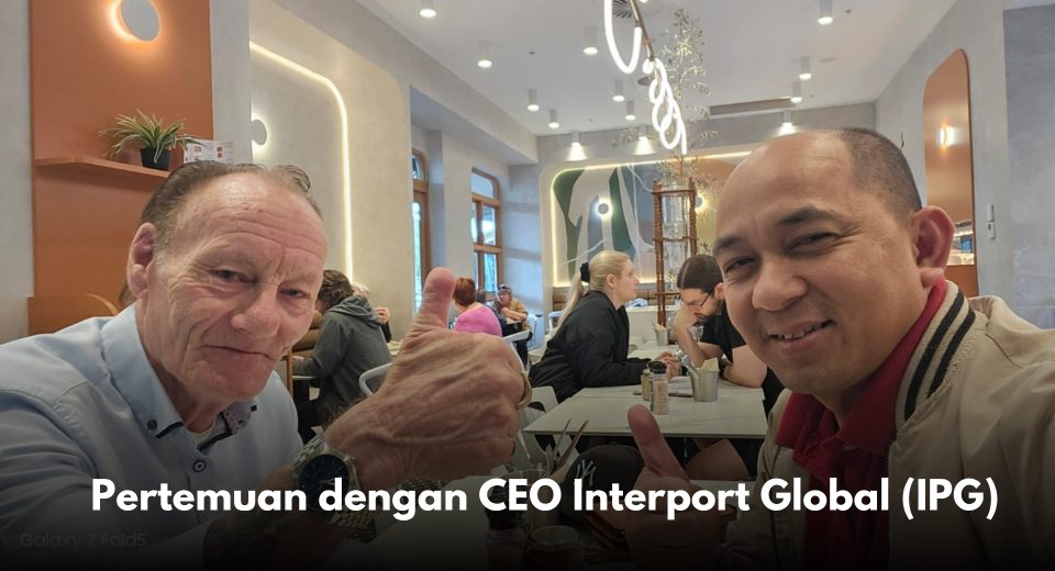 Pertemuan dengan CEO Interport Global (IPG) Pada tanggal 6 Oktober 2025, Atdag Canberra mengadakan pertemuan dengan CEO Interport Global (IPG), Des Euen. Pertemuan ini membahas rencana keikutsertaan IPG dalam pameran Trade Expo Indonesia (TEI) 2025, sebagai bagian dari upaya memperkuat kerja sama logistik antara Indonesia dan Australia. Dalam kesempatan tersebut, IPG menyampaikan komitmennya untuk membuka jalur pengiriman langsung (direct shipping route) antara Indonesia dan Australia. Langkah ini diharapkan dapat mempercepat arus barang ekspor-impor, menekan biaya logistik, serta meningkatkan daya saing produk Indonesia di pasar Australia. Selain itu, IPG juga menyatakan minat untuk melakukan investasi di Pelabuhan Bitung, yang dinilai strategis sebagai salah satu gerbang utama perdagangan kawasan timur Indonesia. Investasi ini diharapkan dapat mendukung peningkatan kapasitas ekspor serta memperkuat posisi Indonesia dalam rantai pasok global. Kolaborasi ini diharapkan menjadi langkah nyata dalam memperkuat hubungan ekonomi dan logistik antara kedua negara, serta membuka peluang yang lebih luas bagi pelaku usaha Indonesia untuk menembus pasar Australia. Bagi para pelaku usaha yang berminat mengikuti program atau kolaborasi ini, informasi lebih lanjut dapat diakses melalui situs www.tanya-atdag.com.au .