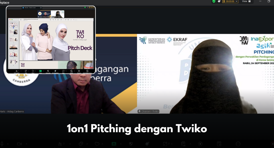 1on1 Pitching dengan Twiko Pada tanggal 30 Oktober 2025, Atdag Canberra kembali melaksanakan program pendampingan ekspor melalui sesi 1on1 pitching yang terjadwal. Pertemuan kali ini dilakukan secara virtual dengan Chairani, selaku perwakilan dari Twiko, sebuah perusahaan UMKM yang memiliki spesialisasi dalam produksi hijab dan busana muslim. Pertemuan ini membahas secara mendalam mengenai kesiapan dan strategi penetrasi pasar Twiko ke Australia. Diskusi ini menjadi sangat produktif karena perusahaan tersebut telah melakukan riset pasar secara mandiri dan komprehensif. Data riset tersebut mengkonfirmasi temuan bahwa komunitas muslim di Australia memang berkembang pesat, dengan salah satu pusat demografis utamanya teridentifikasi berada di Lakemba, New South Wales (NSW). Dalam sesi ini, Atdag Canberra secara khusus memberikan apresiasi dan penekanan atas inisiatif tersebut. Ditegaskan bahwa riset mendalam seperti yang telah dilakukan Twiko merupakan pondasi krusial yang harus dimiliki setiap pelaku usaha. Inisiatif proaktif ini menunjukkan keseriusan perusahaan dan pemahaman yang baik akan pentingnya data dalam menentukan strategi ekspor yang tepat sasaran, mulai dari segmentasi pasar hingga branding yang relevan. Kolaborasi dalam sesi pitching ini diharapkan menjadi langkah nyata untuk memvalidasi data dan mempertajam rencana bisnis Twiko. Pendampingan ini sekaligus bertujuan untuk mendorong lebih banyak UMKM di sektor fesyen muslim untuk berani melakukan riset pasar secara mandiri. Bagi yang belum melakukan 1on1 segera daftar ya, jadwal bulan November sudah terbuka!